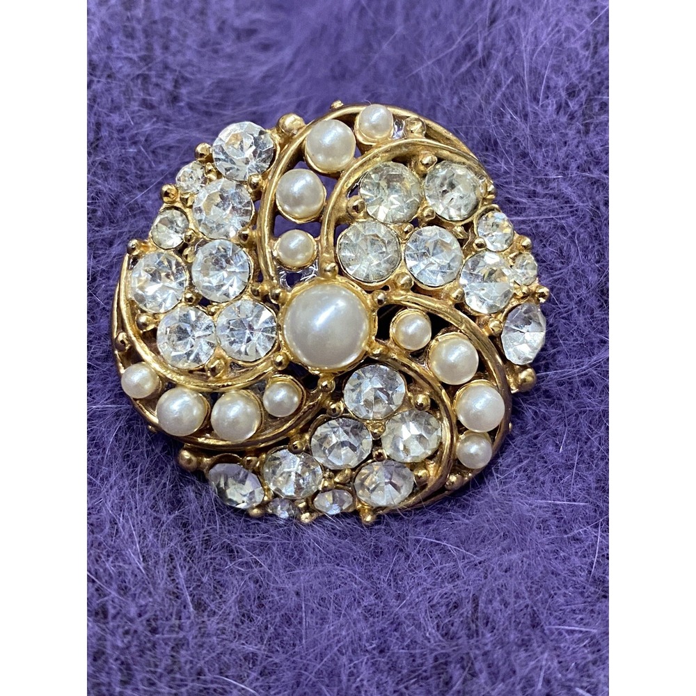 VNTG Elegant Spiral Scroll Gold Tone Faux Pearl & Crystal Rhinestone Brooch